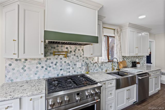 9 Weaver Lane, Dix Hills, NY 11746