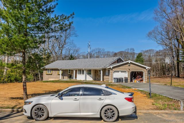 9 Weaver Lane, Dix Hills, NY 11746