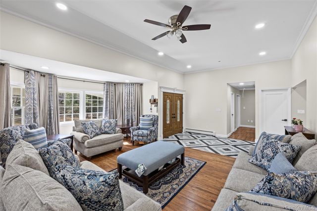 9 Weaver Lane, Dix Hills, NY 11746