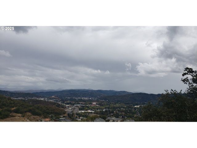 2984 Nw STACIE Ct, Roseburg, OR 97471