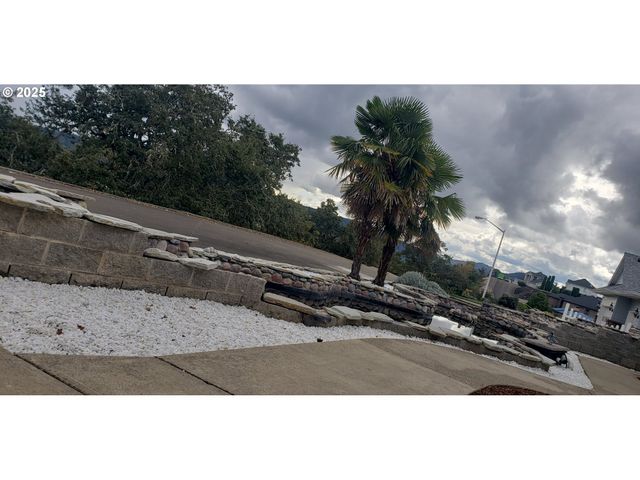 2984 Nw STACIE Ct, Roseburg, OR 97471