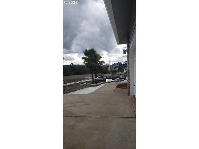 2984 Nw STACIE Ct, Roseburg, OR 97471