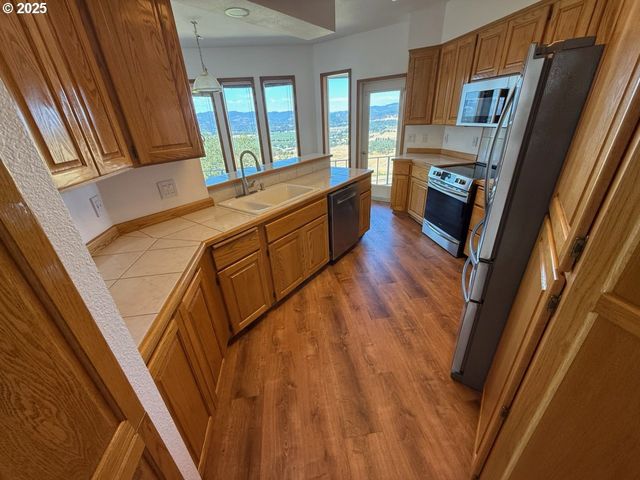 2984 Nw STACIE Ct, Roseburg, OR 97471