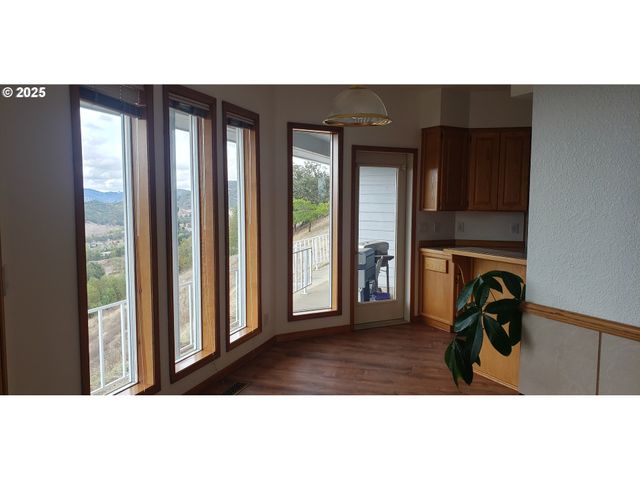 2984 Nw STACIE Ct, Roseburg, OR 97471