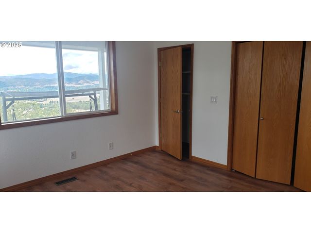 2984 Nw STACIE Ct, Roseburg, OR 97471