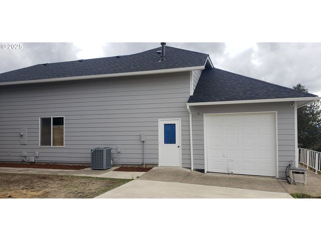 2984 Nw STACIE Ct, Roseburg, OR 97471