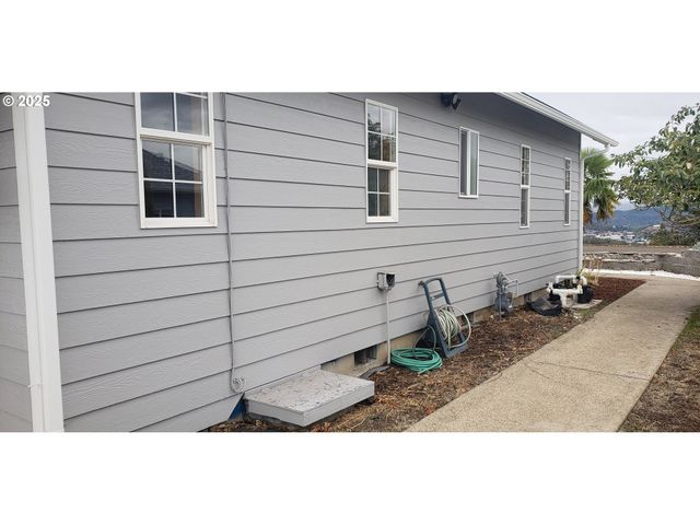 2984 Nw STACIE Ct, Roseburg, OR 97471