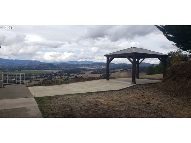 2984 Nw STACIE Ct, Roseburg, OR 97471