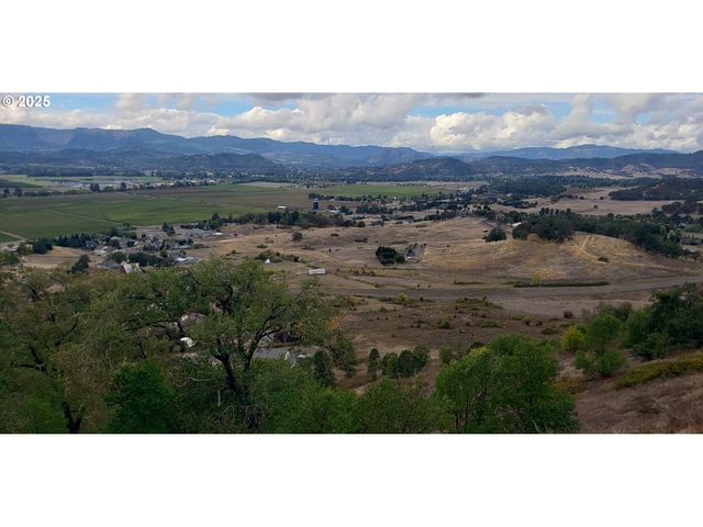 2984 Nw STACIE Ct, Roseburg, OR 97471