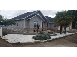 2984 Nw STACIE Ct, Roseburg, OR 97471