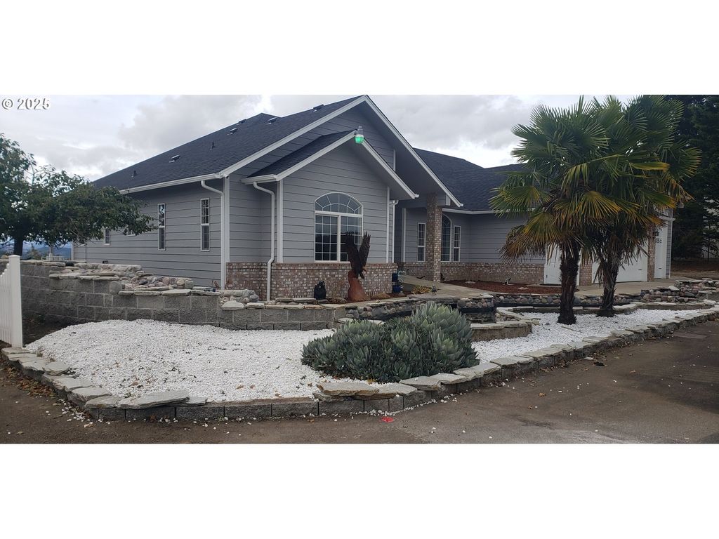 2984 Nw STACIE Ct, Roseburg, OR 97471