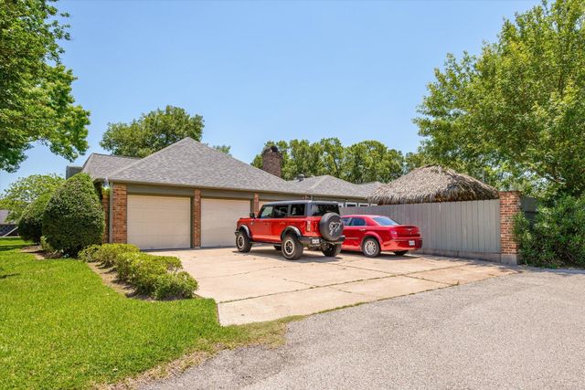1517 19th Avenue N, Texas City, TX 77590