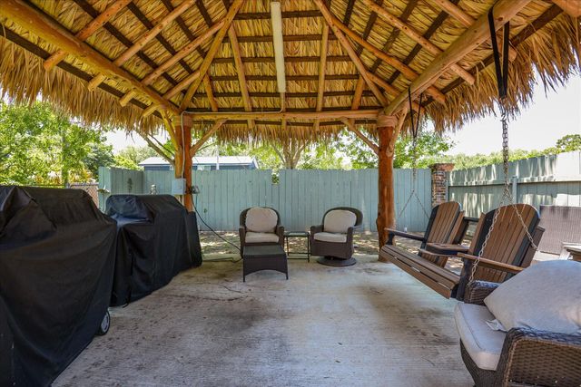 1517 19th Avenue N, Texas City, TX 77590