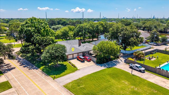 1517 19th Avenue N, Texas City, TX 77590