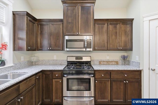 323 Lydia Ln, Lebanon, OR 97355