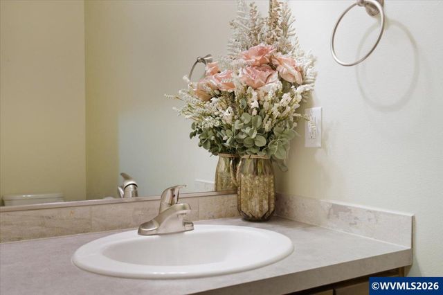 323 Lydia Ln, Lebanon, OR 97355