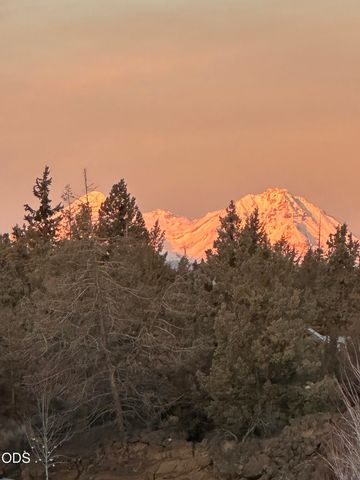 3711 NE Purcell Boulevard, Bend, OR 97701