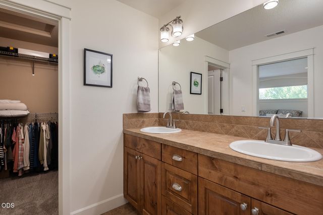 3711 NE Purcell Boulevard, Bend, OR 97701