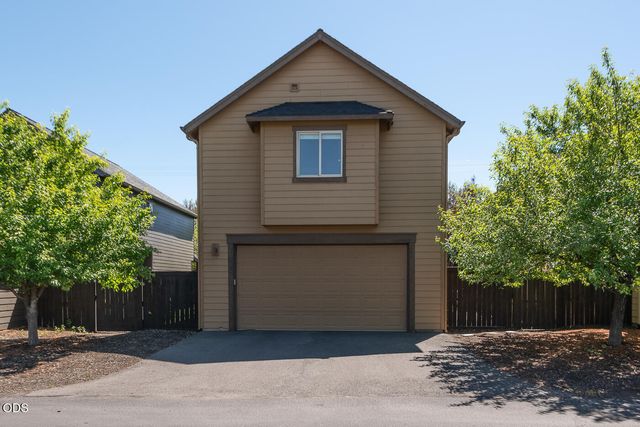 3711 NE Purcell Boulevard, Bend, OR 97701