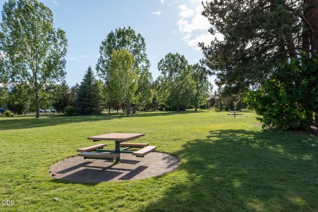 3711 NE Purcell Boulevard, Bend, OR 97701