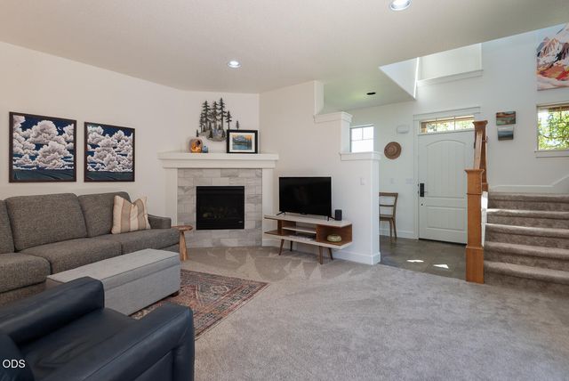 3711 NE Purcell Boulevard, Bend, OR 97701