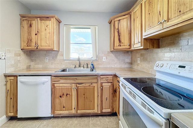 7903 HYDE PARK AVENUE, North Port, FL 34287