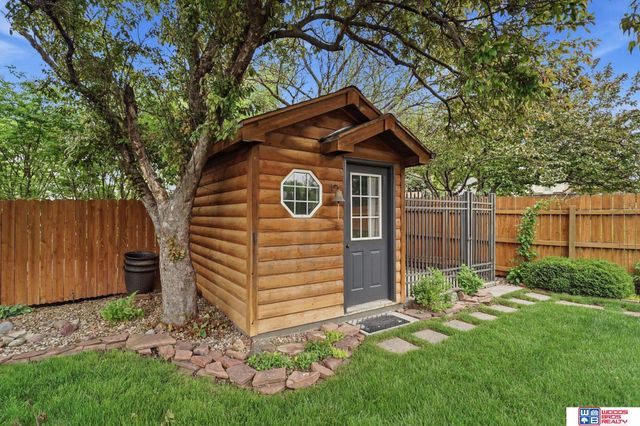 21780 Ponderosa Drive, Gretna, NE 68028