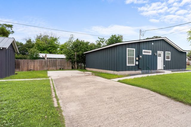 407 Stephen St, Kerrville, TX 78028