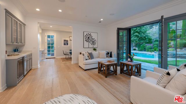 3686 Benedict Canyon Lane, Sherman Oaks, CA 91423