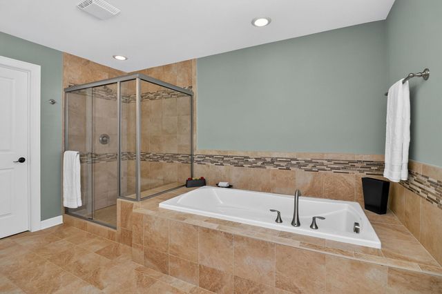 18 N Acacia Drive, Hawthorn Woods, IL 60047