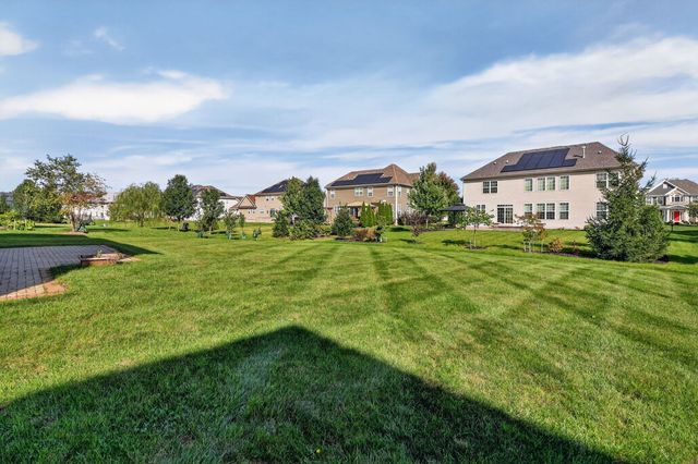 18 N Acacia Drive, Hawthorn Woods, IL 60047