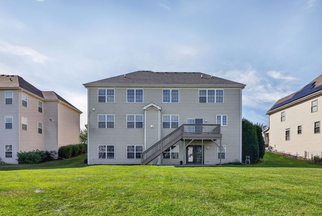 18 N Acacia Drive, Hawthorn Woods, IL 60047