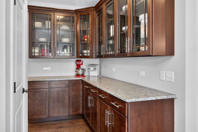 18 N Acacia Drive, Hawthorn Woods, IL 60047