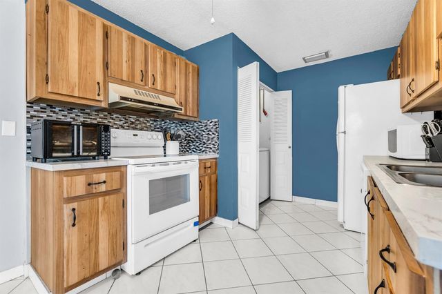 3360 NE Rossi Court NE, West Palm Beach, FL 33417