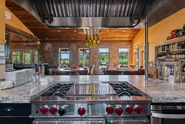 2335 N Phoenix Road, Medford, OR 97504