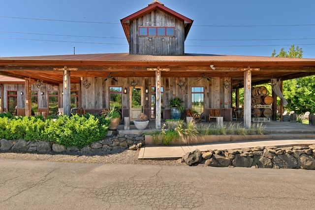 2335 N Phoenix Road, Medford, OR 97504