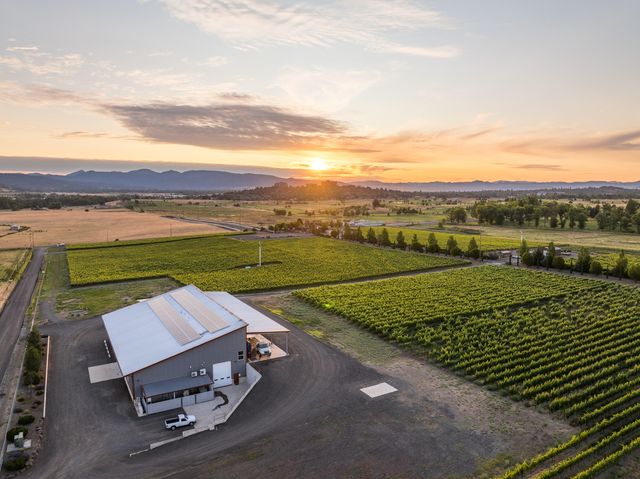 2335 N Phoenix Road, Medford, OR 97504