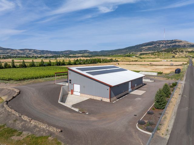 2335 N Phoenix Road, Medford, OR 97504