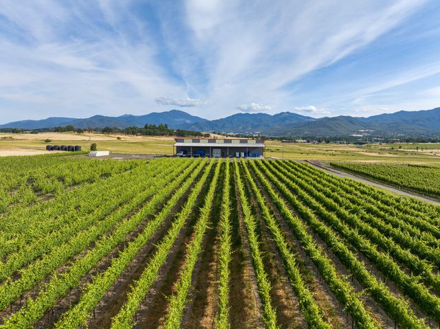 2335 N Phoenix Road, Medford, OR 97504