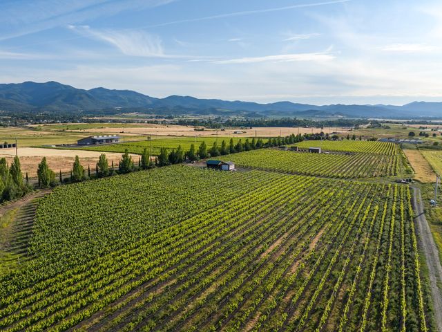 2335 N Phoenix Road, Medford, OR 97504