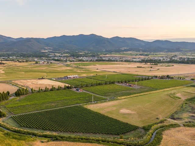 2335 N Phoenix Road, Medford, OR 97504