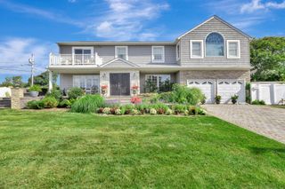 3 Cele Court, Sayville, NY 11782