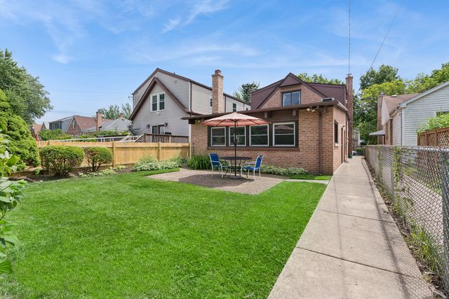 2009 Keeney Street, Evanston, IL 60202