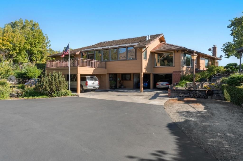 Image 1 of property listing at 11081 Enchanto Vista Drive, San Jose, CA 95127
