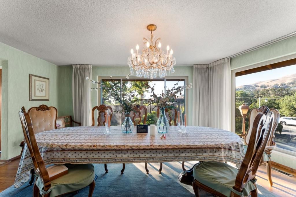 Image 14 of property listing at 11081 Enchanto Vista Drive, San Jose, CA 95127