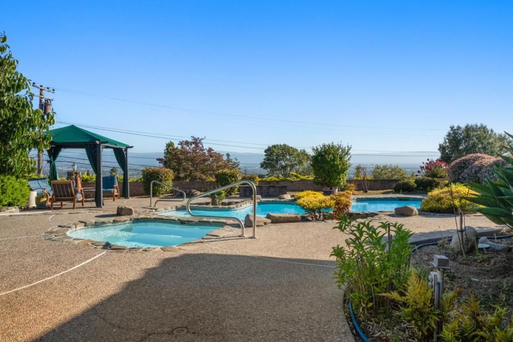 Image 28 of property listing at 11081 Enchanto Vista Drive, San Jose, CA 95127