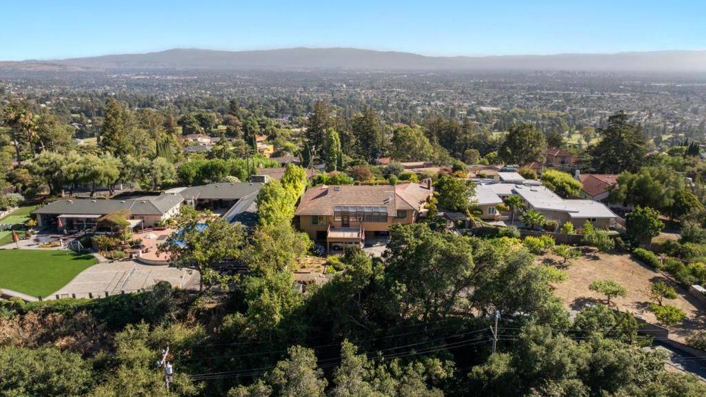 Image 31 of property listing at 11081 Enchanto Vista Drive, San Jose, CA 95127