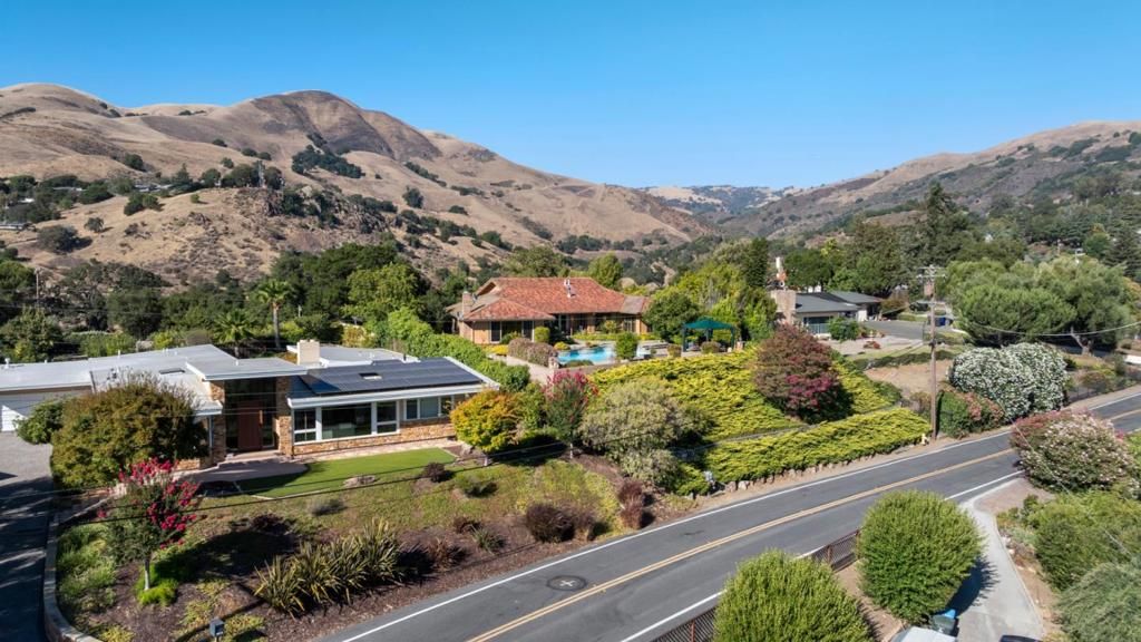 Image 33 of property listing at 11081 Enchanto Vista Drive, San Jose, CA 95127