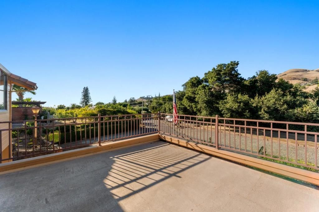 Image 5 of property listing at 11081 Enchanto Vista Drive, San Jose, CA 95127
