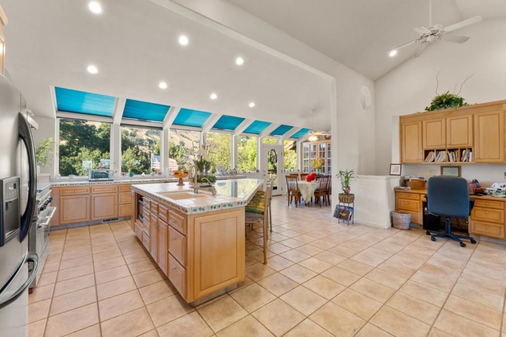 Image 8 of property listing at 11081 Enchanto Vista Drive, San Jose, CA 95127